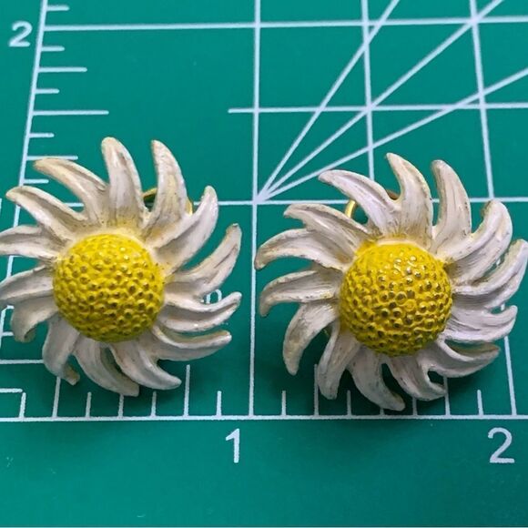 2 pair lot floral clip earrings White daisy -yellow black eye Susan earrings - Picture 12 of 15